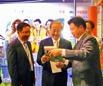 公司領(lǐng)導(dǎo)向國(guó)家紡織工業(yè)局杜鈺洲局長(zhǎng)贈(zèng)送本公司總經(jīng)理商成杰主編、紡織出版社出版的工具書（2009）