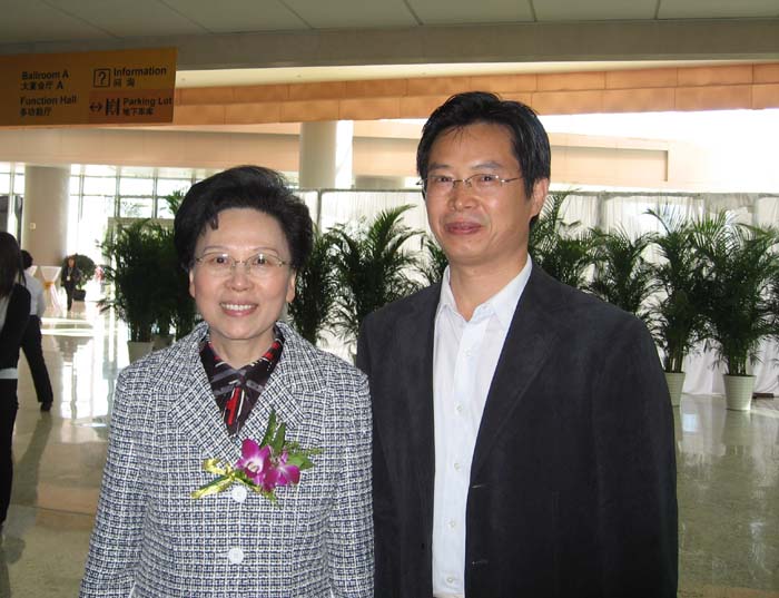 全國(guó)婦聯(lián)副主席、國(guó)務(wù)院婦女兒童工作委員會(huì)副主任黃晴宜贊揚(yáng)潔爾爽開發(fā)的功能紡織品為婦幼保健事業(yè)作出了重大貢獻(xiàn)（2009）