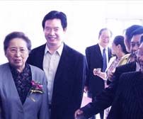十屆全國人大常委會(huì)副委員長何魯麗勉勵(lì)潔爾爽為人類健康事業(yè)再創(chuàng)佳績(jī)（2011）