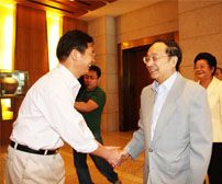 潔爾爽公司總經(jīng)理商成杰歡迎十屆全國人大常委會(huì)副委員長蔣正華指導(dǎo)工作。（2008）